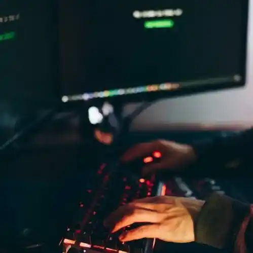 Illustration symbolisant la protection de la vie privée et la maîtrise de l’identité numérique, représentant un expert Oli-via-net en action sur ordinateur.