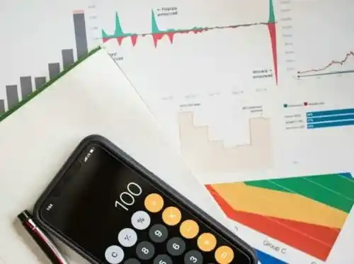 Calculatrice et graphiques illustrant l’analyse des performances digitales et la méthodologie d’audit d’Oli-via-net.