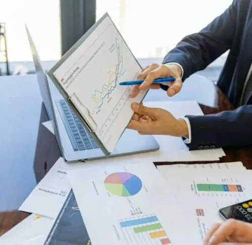 Photo d’analyse de graphiques et de tableaux de bord illustrant la méthodologie en 4 étapes d’Oli-via-net pour la gestion de l’e-réputation.