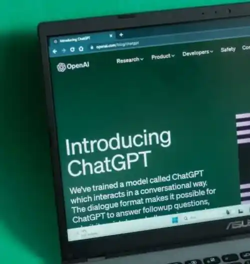 Écran affichant “Introducing ChatGPT”, illustrant la méthode SEO IA d’Oli-via-net combinant intelligence artificielle et référencement naturel pour performer en 2026.