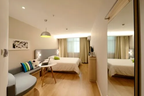 Photo d’une chambre d’hôtel moderne illustrant la reprise de confiance et la hausse de la note Google après intervention d’Oli-via-net.