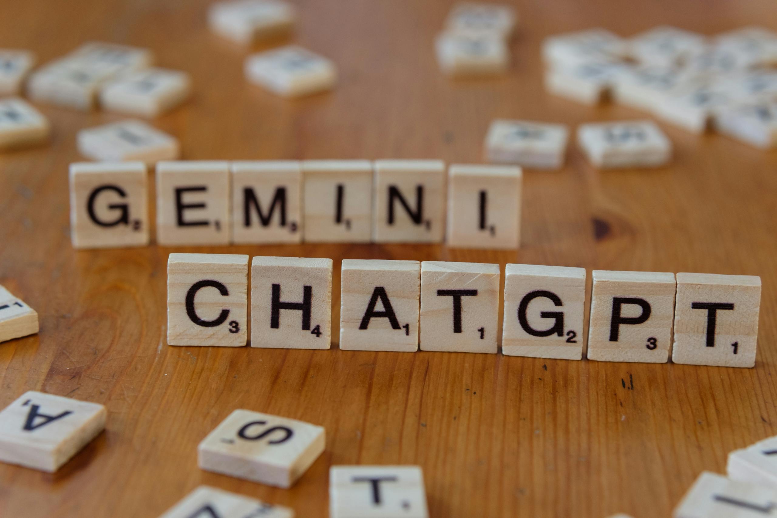 Image qui représente une partie de scrable avec les mots gemini et chatGPT